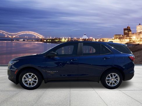 Used 2023 Chevrolet Equinox LS w/ LS Convenience Package image 2