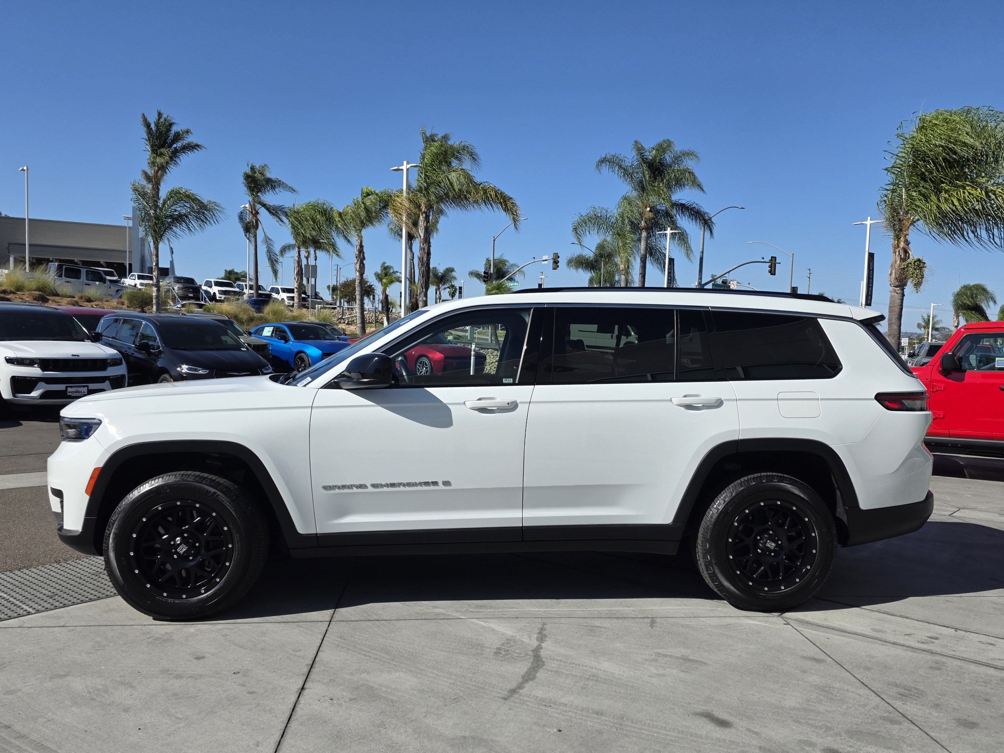 Used 2022 Jeep Grand Cherokee L Laredo RWD image 2