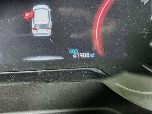 Used 2025 Toyota RAV4 LE AWD/4WD image 11