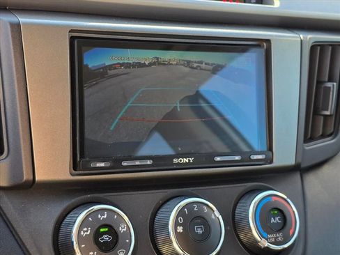 Used 2018 Toyota RAV4 LE FWD image 7