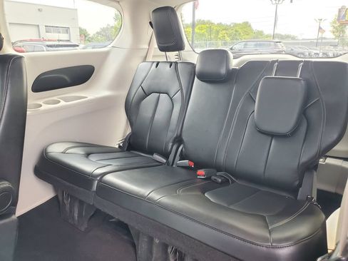 Used 2024 Chrysler Pacifica Touring-L FWD image 25