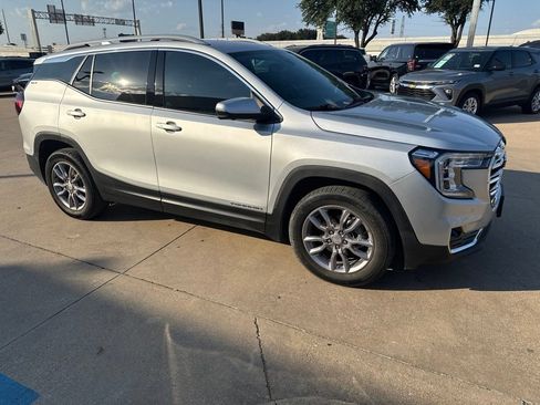 Used 2022 GMC Terrain SLT w/ Infotainment Package II AWD/4WD image 3