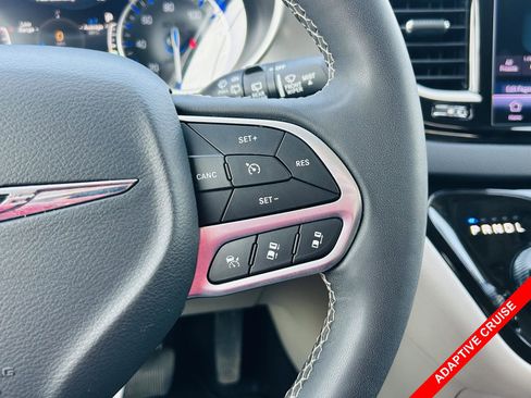 Used 2023 Chrysler Pacifica Touring-L image 6