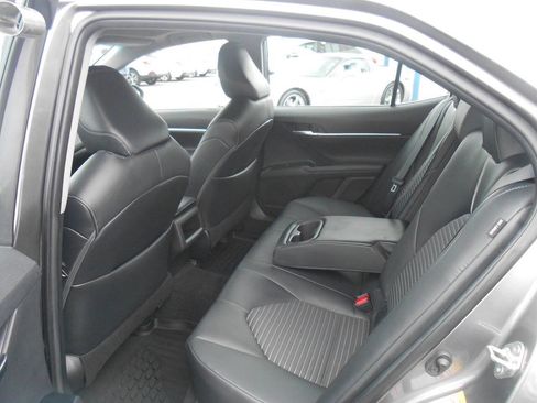 Used 2018 Toyota Camry SE w/ Moonroof Package image 11