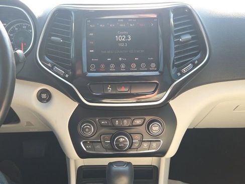 Used 2019 Jeep Cherokee Limited FWD image 30
