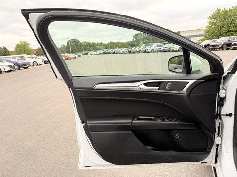 Used 2019 Ford Fusion SE FWD image 11