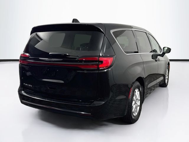 Used 2023 Chrysler Pacifica Touring-L FWD image 9