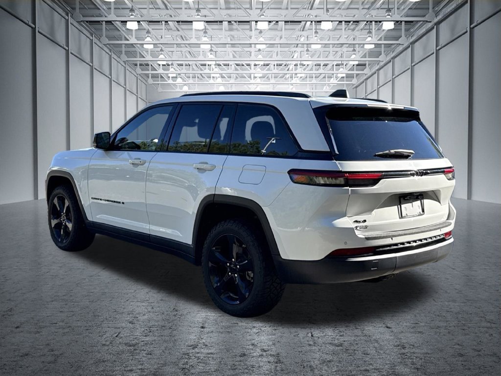 Used 2023 Jeep Grand Cherokee Altitude AWD/4WD image 5