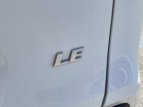 Used 2021 Toyota RAV4 LE FWD image 8