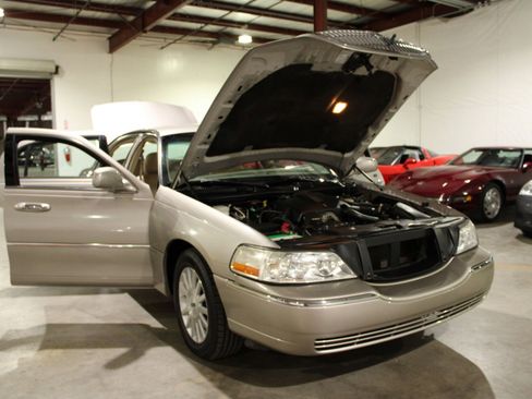 Used 2003 Lincoln Town Car Executive image 20