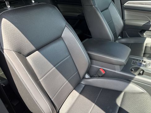 Used 2021 Volkswagen Atlas Cross Sport SE w/ Panoramic Sunroof Package FWD image 21