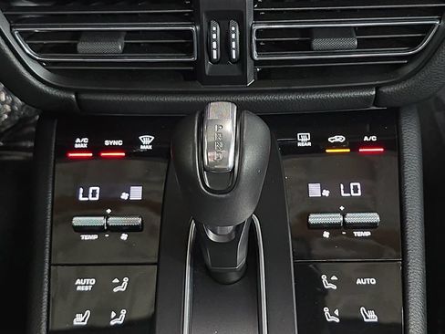 Certified 2026 Porsche Macan AWD/4WD image 19