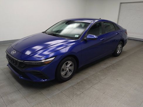 Used 2024 Hyundai Elantra SE FWD image 2