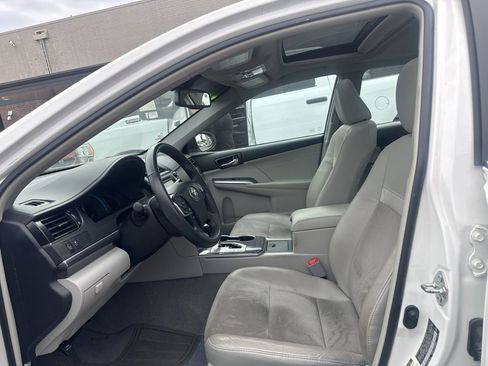Used 2014 Toyota Camry XLE w/ Leather Package FWD image 2