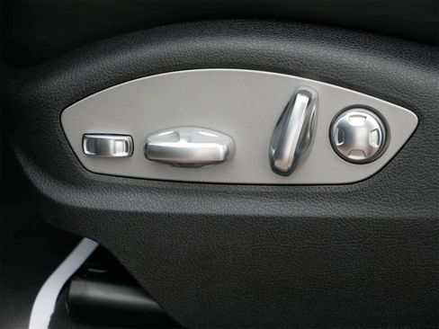 Used 2025 Porsche Macan image 9