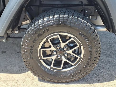 Used 2024 Jeep Gladiator Rubicon w/ Technology Group AWD/4WD image 10