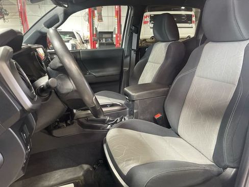 Used 2022 Toyota Tacoma TRD Off-Road AWD/4WD image 12