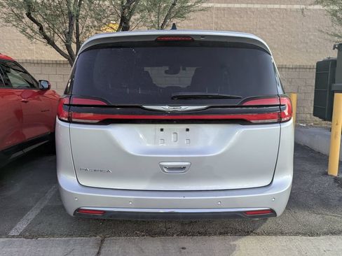 Used 2024 Chrysler Pacifica Touring-L FWD image 5