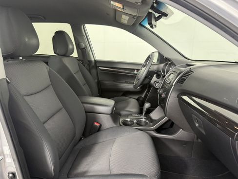 Used 2012 Kia Sorento LX w/ Convenience Pkg FWD image 10