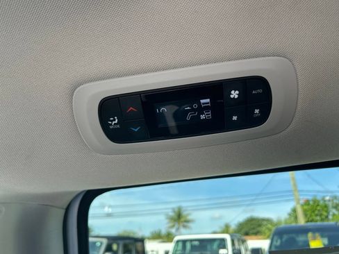 Certified 2024 Chrysler Pacifica Touring-L FWD image 28