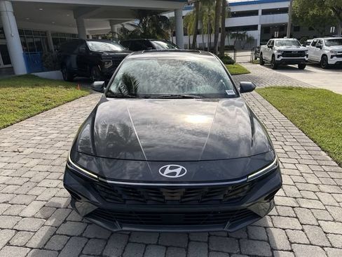 Used 2025 Hyundai Elantra SEL FWD image 18
