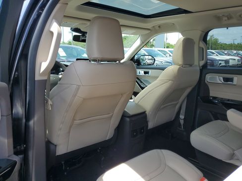 Used 2022 Ford Explorer Platinum w/ Equipment Group 601A image 7