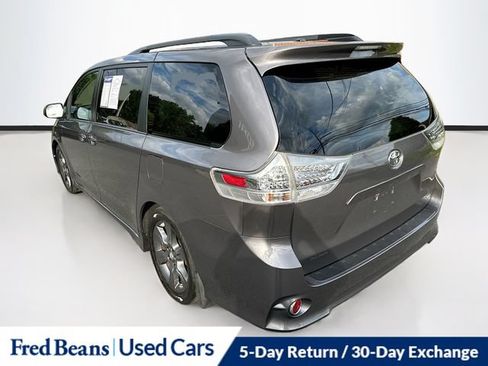 Used 2016 Toyota Sienna SE Premium w/ Four Season Floor Mat Package FWD image 6