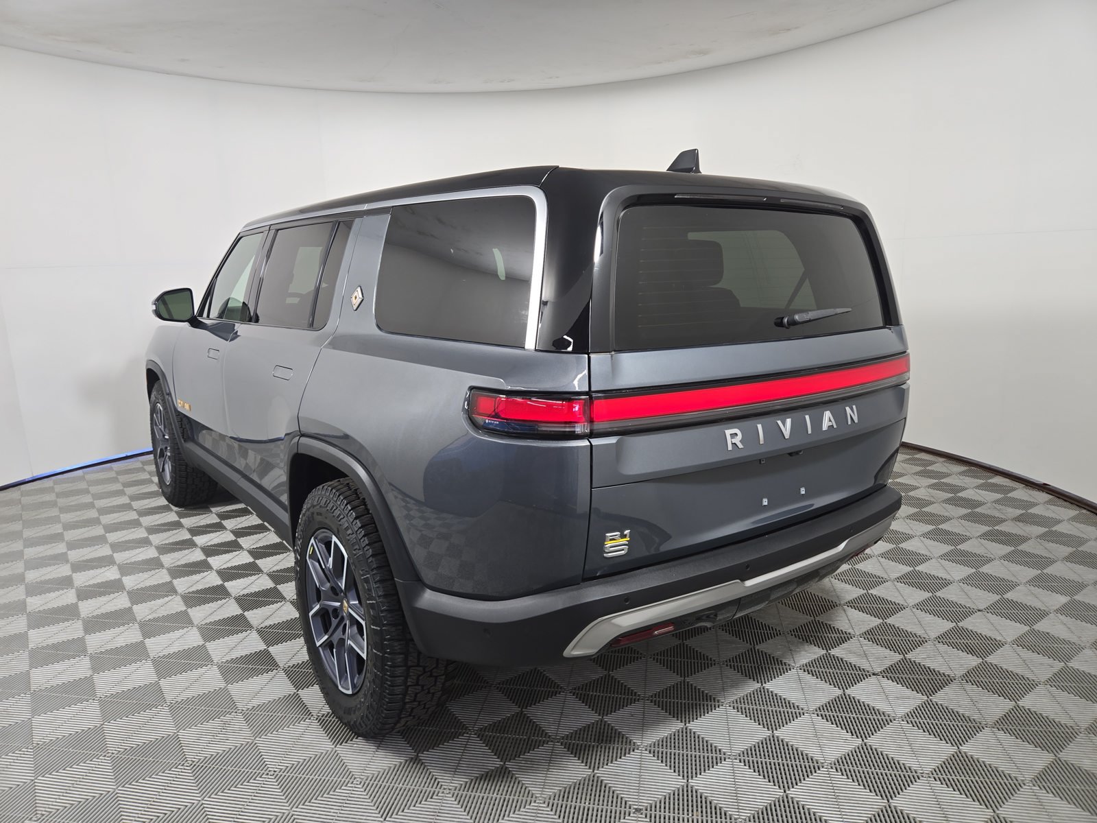 Used 2022 Rivian R1S Launch Edition Quad AWD/4WD image 3