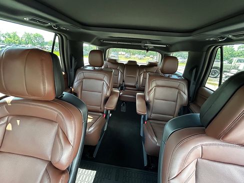 Used 2025 Lincoln Navigator Reserve AWD/4WD image 7