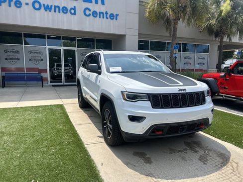 Used 2017 Jeep Grand Cherokee Trailhawk w/ Trailhawk Luxury Group AWD/4WD image 3