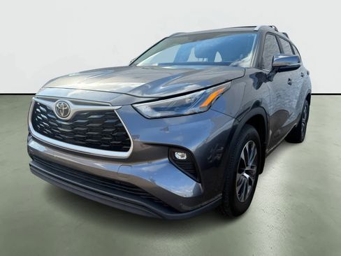 Used 2023 Toyota Highlander XLE image 2