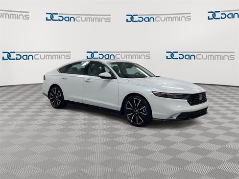 Used 2023 Honda Accord Touring image 2