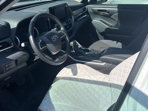 Used 2024 Toyota Highlander LE FWD image 5