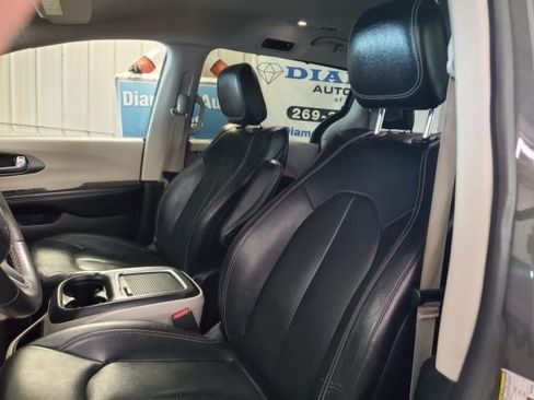 Used 2022 Chrysler Pacifica Touring-L FWD image 16