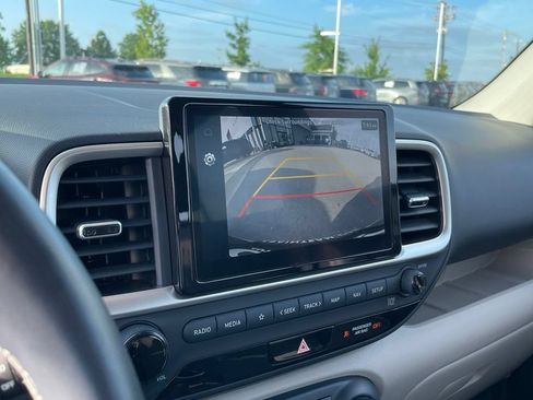 Used 2024 Hyundai Venue Limited FWD image 16