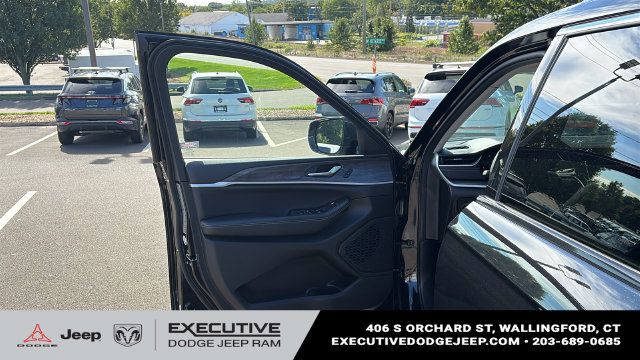 Used 2023 Jeep Grand Cherokee L Limited AWD/4WD image 8