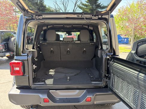 Certified 2025 Jeep Wrangler Sahara AWD/4WD image 9