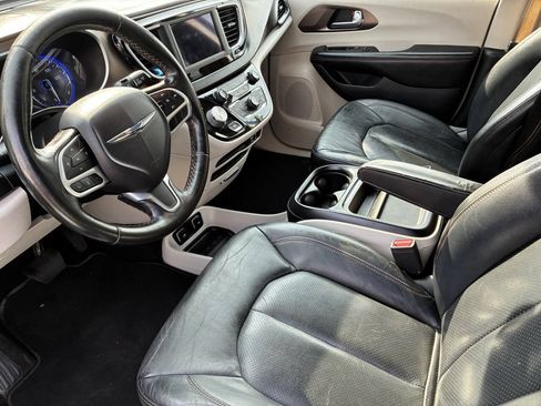 Used 2019 Chrysler Pacifica Touring-L FWD image 18