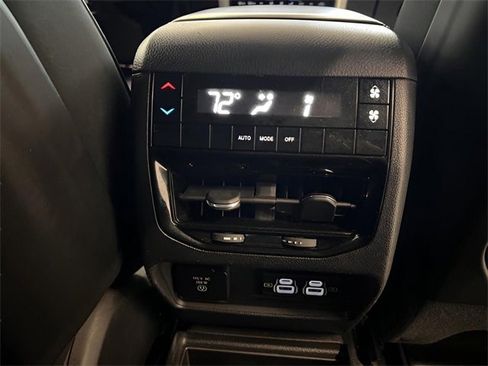 Used 2023 Jeep Grand Cherokee L Laredo image 16