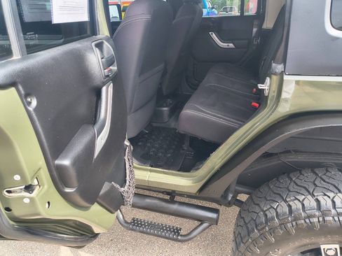 Used 2015 Jeep Wrangler Unlimited Rubicon w/ Connectivity Group AWD/4WD image 16