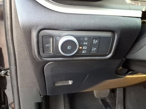 Used 2022 Ford Explorer XLT w/ Equipment Group 202A AWD/4WD image 31