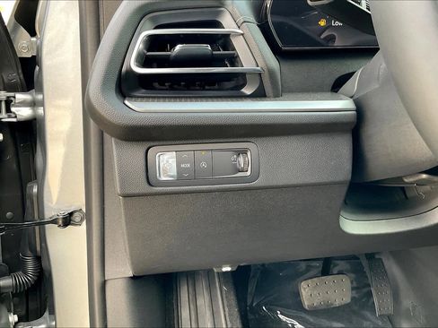 Used 2025 Chevrolet Traverse LT image 19