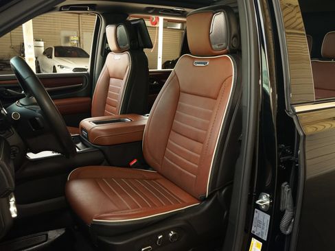 Used 2023 GMC Yukon Denali Ultimate AWD/4WD image 3
