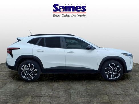 Used 2025 Chevrolet Trax RS w/ Sunroof Package image 2