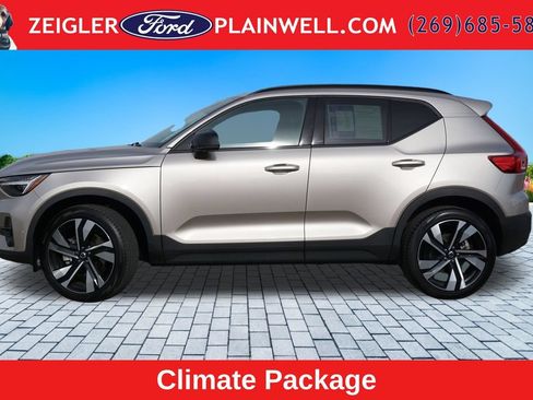 Used 2024 Volvo XC40 B5 Plus w/ Protection Package Premier AWD/4WD image 2