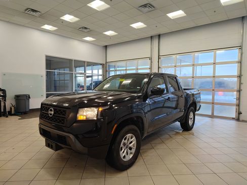 Used 2024 Nissan Frontier SV image 8