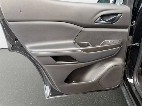 Used 2019 GMC Acadia SLT image 11