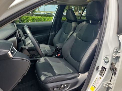 Used 2022 Toyota Corolla Cross XLE w/ Convenience Package FWD image 17