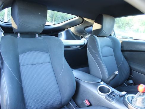 Used 2018 Nissan 370Z Coupe RWD image 15