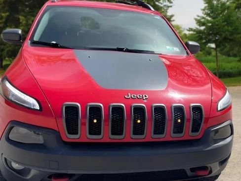 Used 2017 Jeep Cherokee Trailhawk w/ Cold Weather Group AWD/4WD image 3
